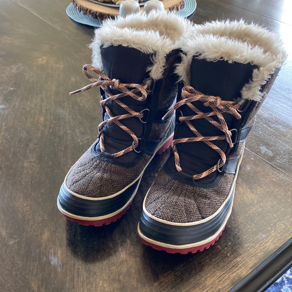 Sorel winter boots, size 8.5. EUC.